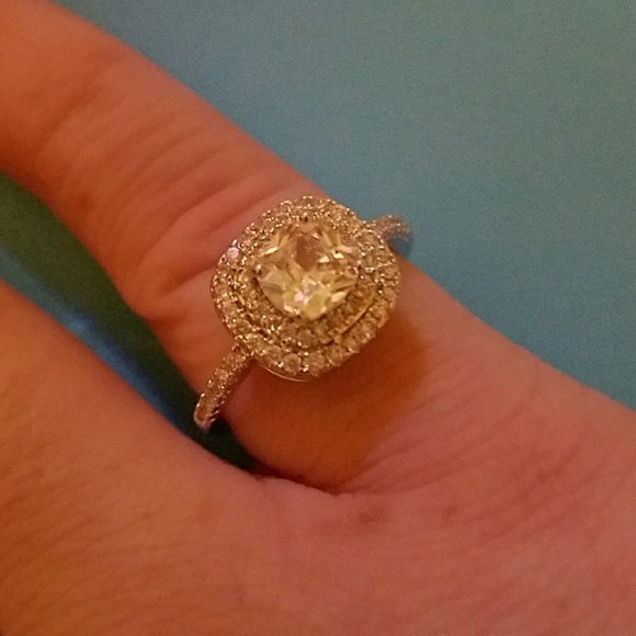 Swarvosky Crystal size 8 princess cut halo ring - Picture 1 of 3